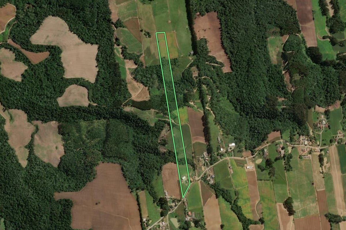 Imagem de satélite do imóvel rural em Rio do Campo (SC), com o contorno declarado no CAR desenhado por cima.