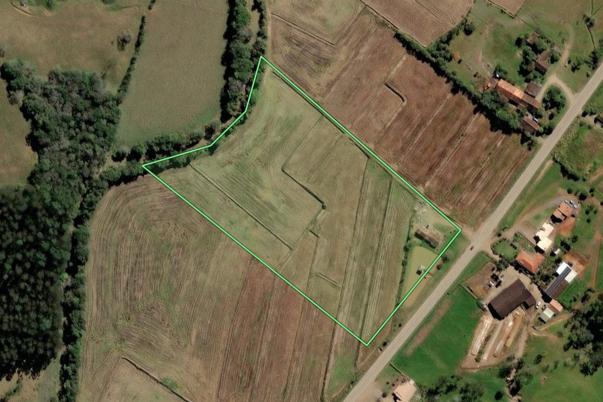 Imagem de satélite do imóvel rural em Rio do Campo (SC), com o contorno declarado no CAR desenhado por cima.