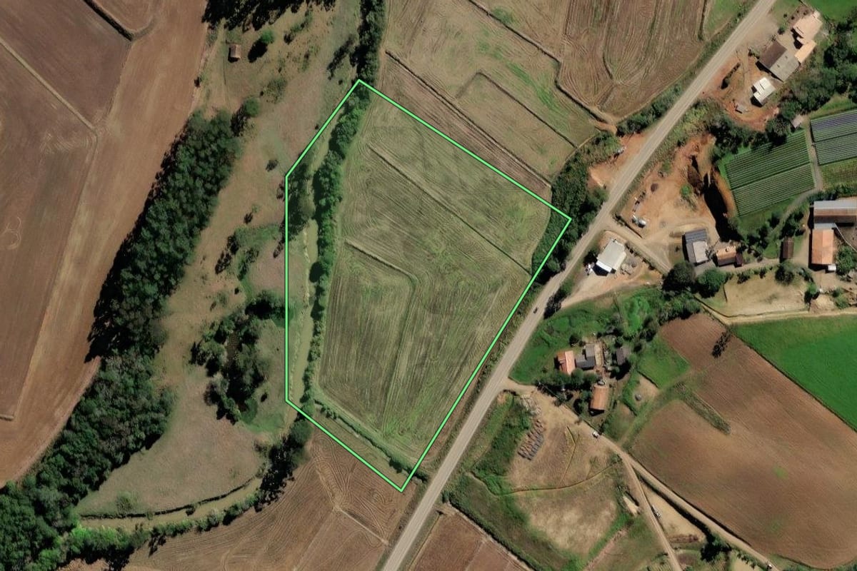 Imagem de satélite do imóvel rural em Rio do Campo (SC), com o contorno declarado no CAR desenhado por cima.