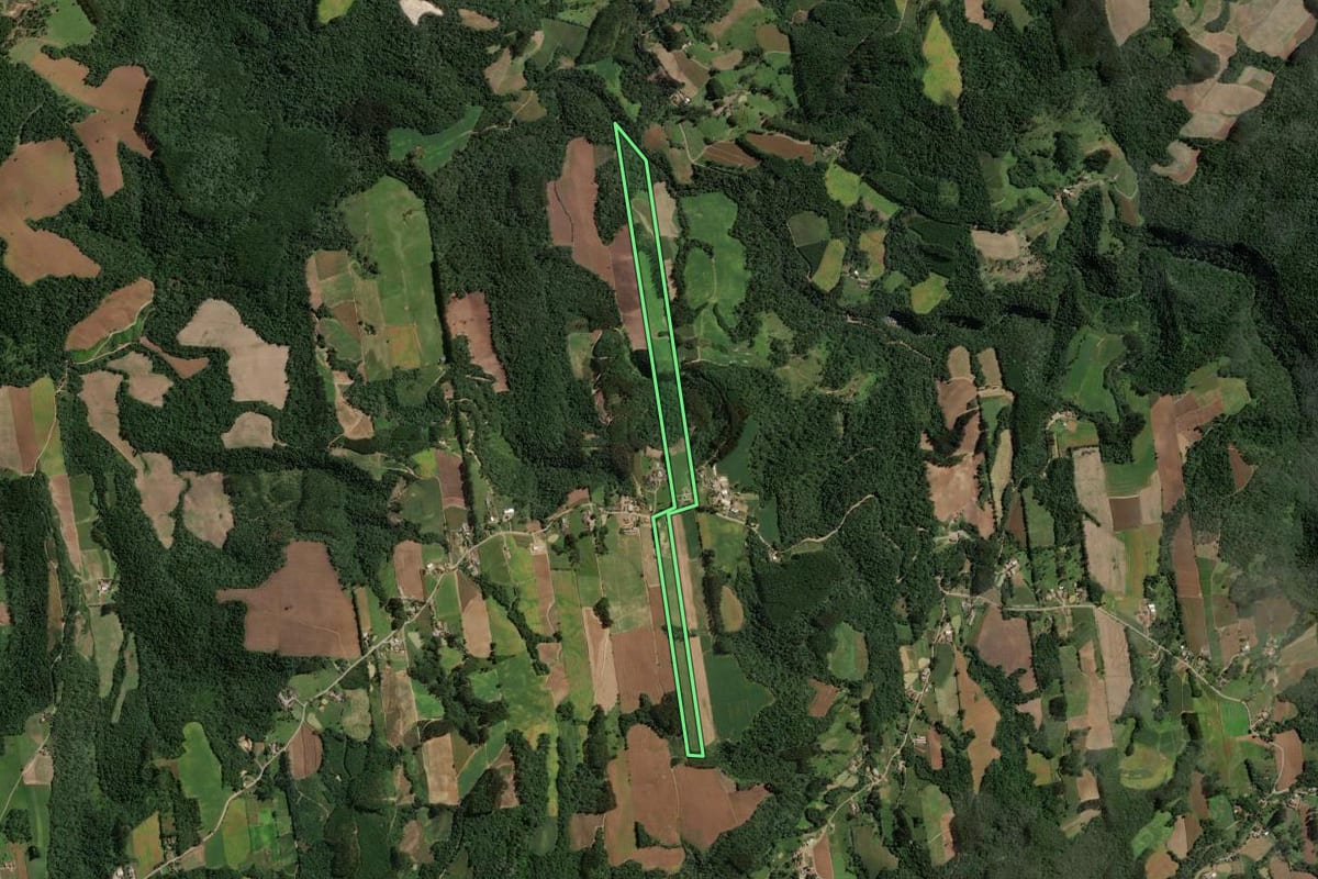 Imagem de satélite do imóvel rural em Rio do Campo (SC), com o contorno declarado no CAR desenhado por cima.