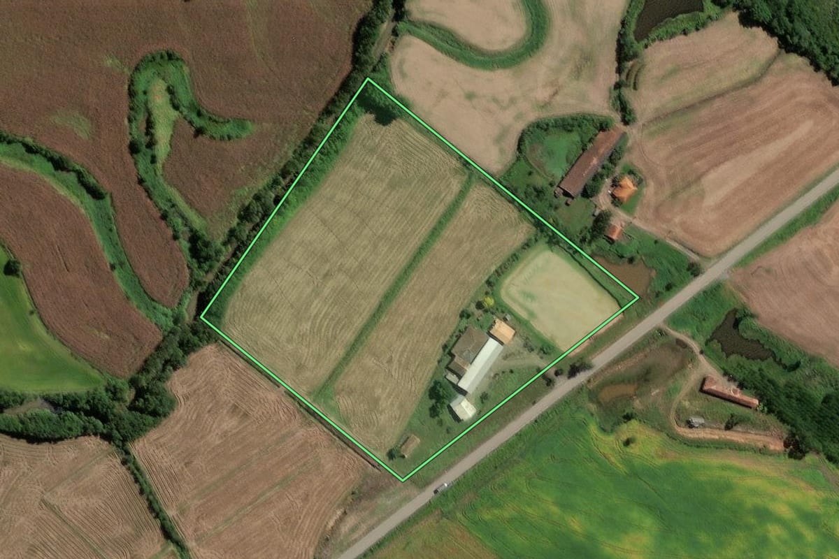 Imagem de satélite do imóvel rural em Rio do Campo (SC), com o contorno declarado no CAR desenhado por cima.