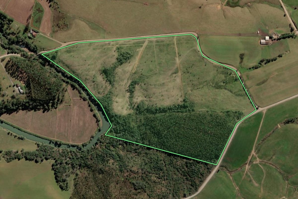 Imagem de satélite do imóvel rural em Rio do Campo (SC), com o contorno declarado no CAR desenhado por cima.