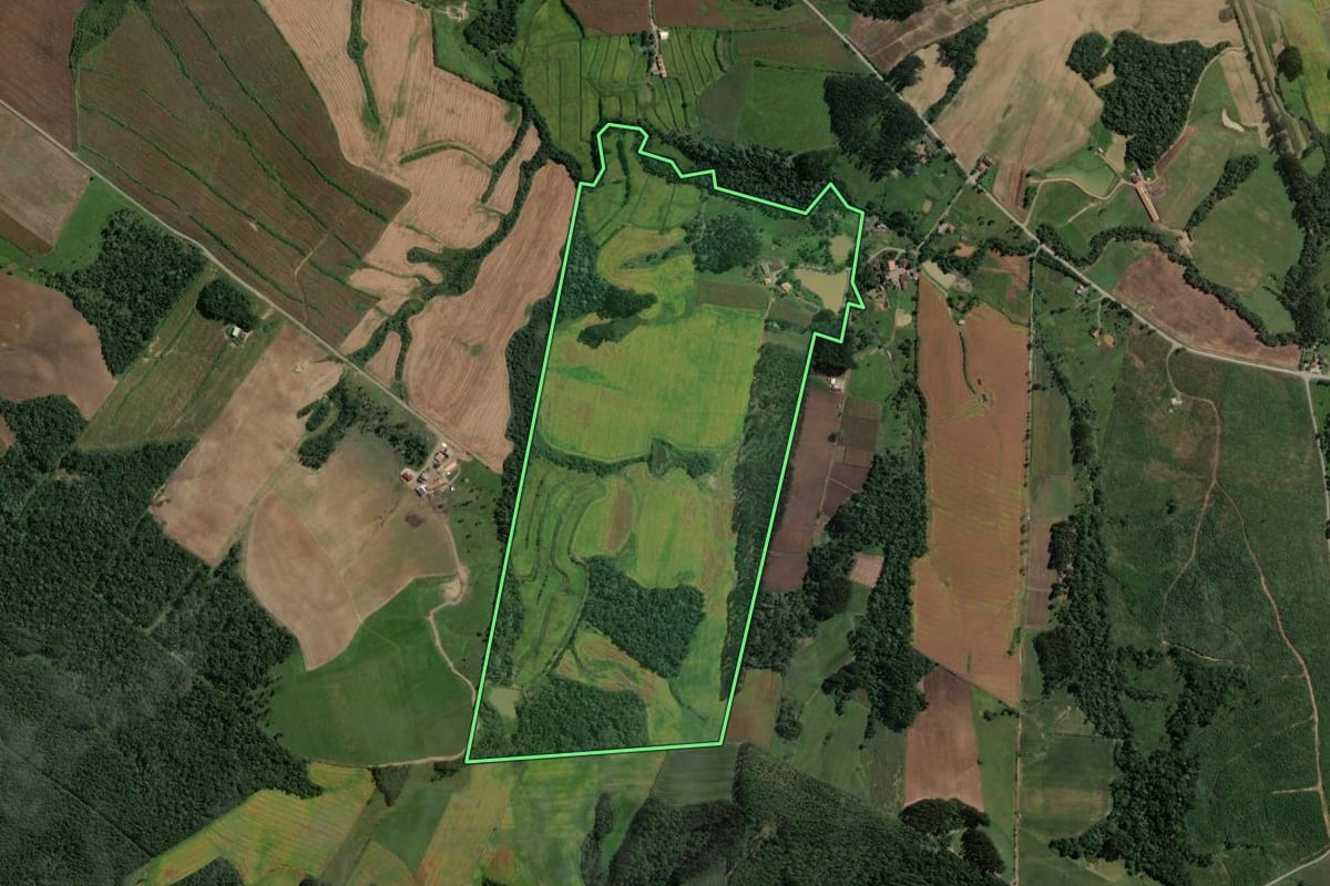Imagem de satélite do imóvel rural em Rio do Campo (SC), com o contorno declarado no CAR desenhado por cima.