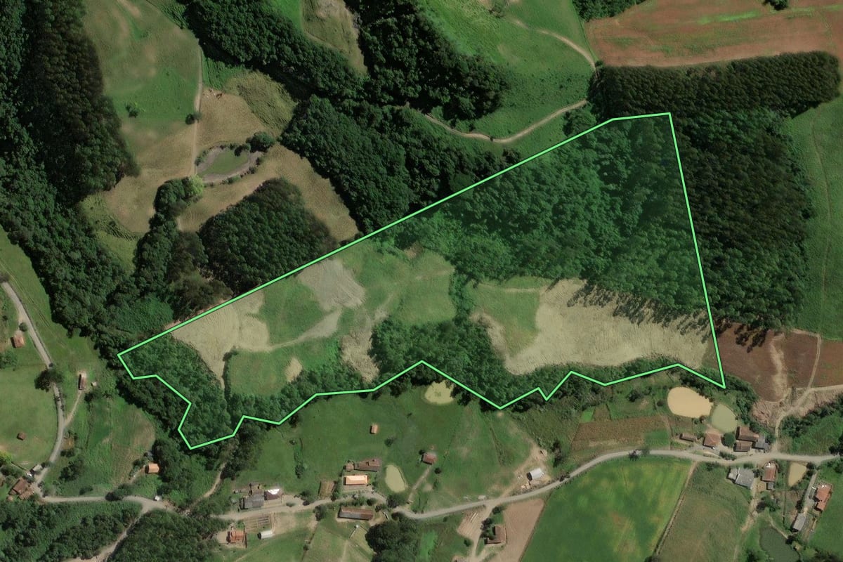 Imagem de satélite do imóvel rural em Rio do Campo (SC), com o contorno declarado no CAR desenhado por cima.