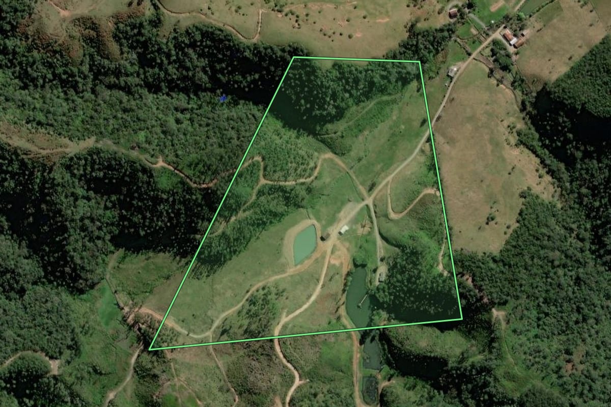 Imagem de satélite do imóvel rural em Rio do Campo (SC), com o contorno declarado no CAR desenhado por cima.