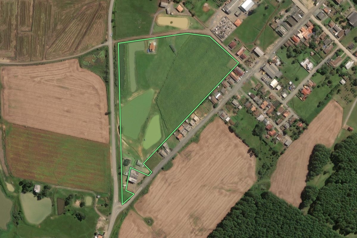 Imagem de satélite do imóvel rural em Rio do Campo (SC), com o contorno declarado no CAR desenhado por cima.