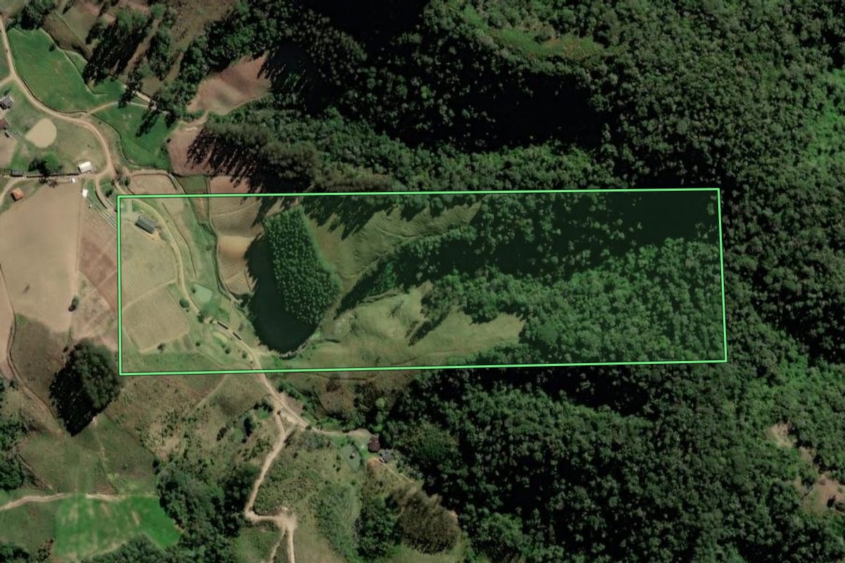 Imagem de satélite do imóvel rural em Rio do Campo (SC), com o contorno declarado no CAR desenhado por cima.