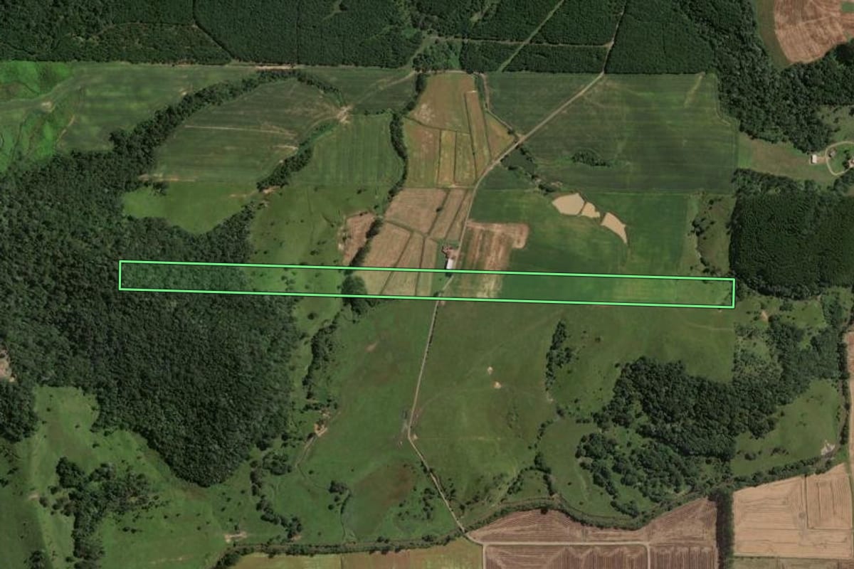 Imagem de satélite do imóvel rural em Rio do Campo (SC), com o contorno declarado no CAR desenhado por cima.
