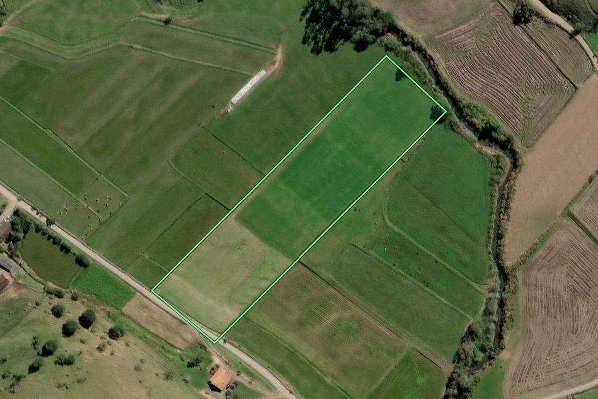 Imagem de satélite do imóvel rural em Rio do Campo (SC), com o contorno declarado no CAR desenhado por cima.