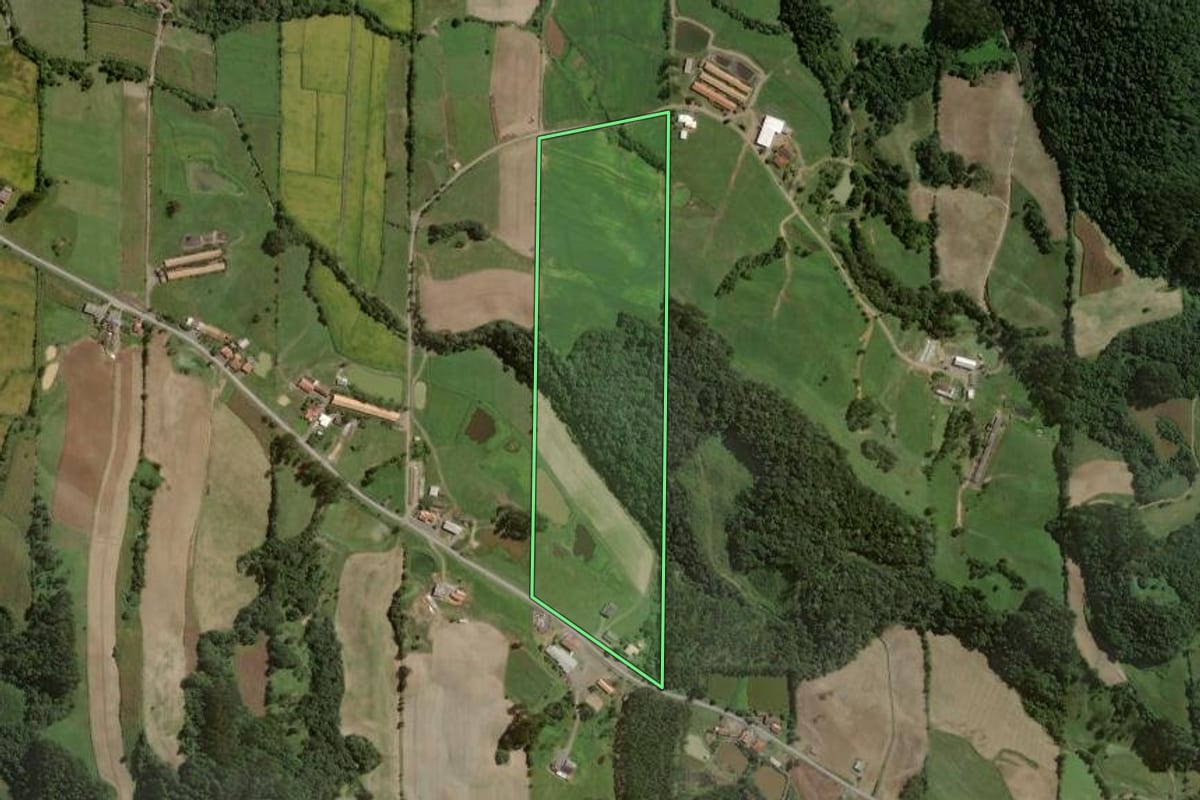 Imagem de satélite do imóvel rural em Rio do Campo (SC), com o contorno declarado no CAR desenhado por cima.
