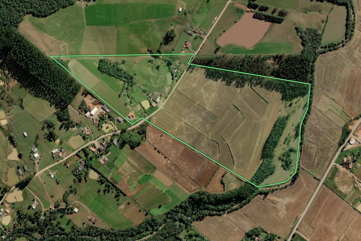 Imagem de satélite do imóvel rural em Rio do Campo (SC), com o contorno declarado no CAR desenhado por cima.