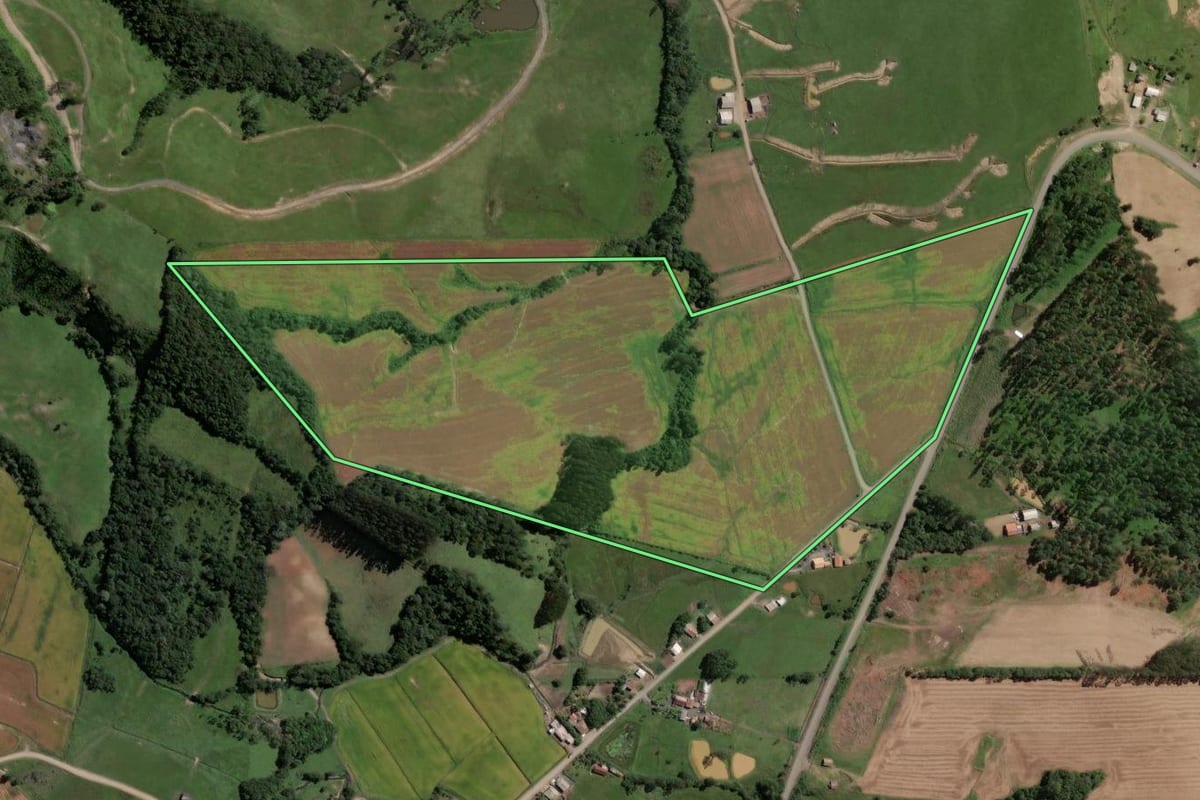 Imagem de satélite do imóvel rural em Rio do Campo (SC), com o contorno declarado no CAR desenhado por cima.