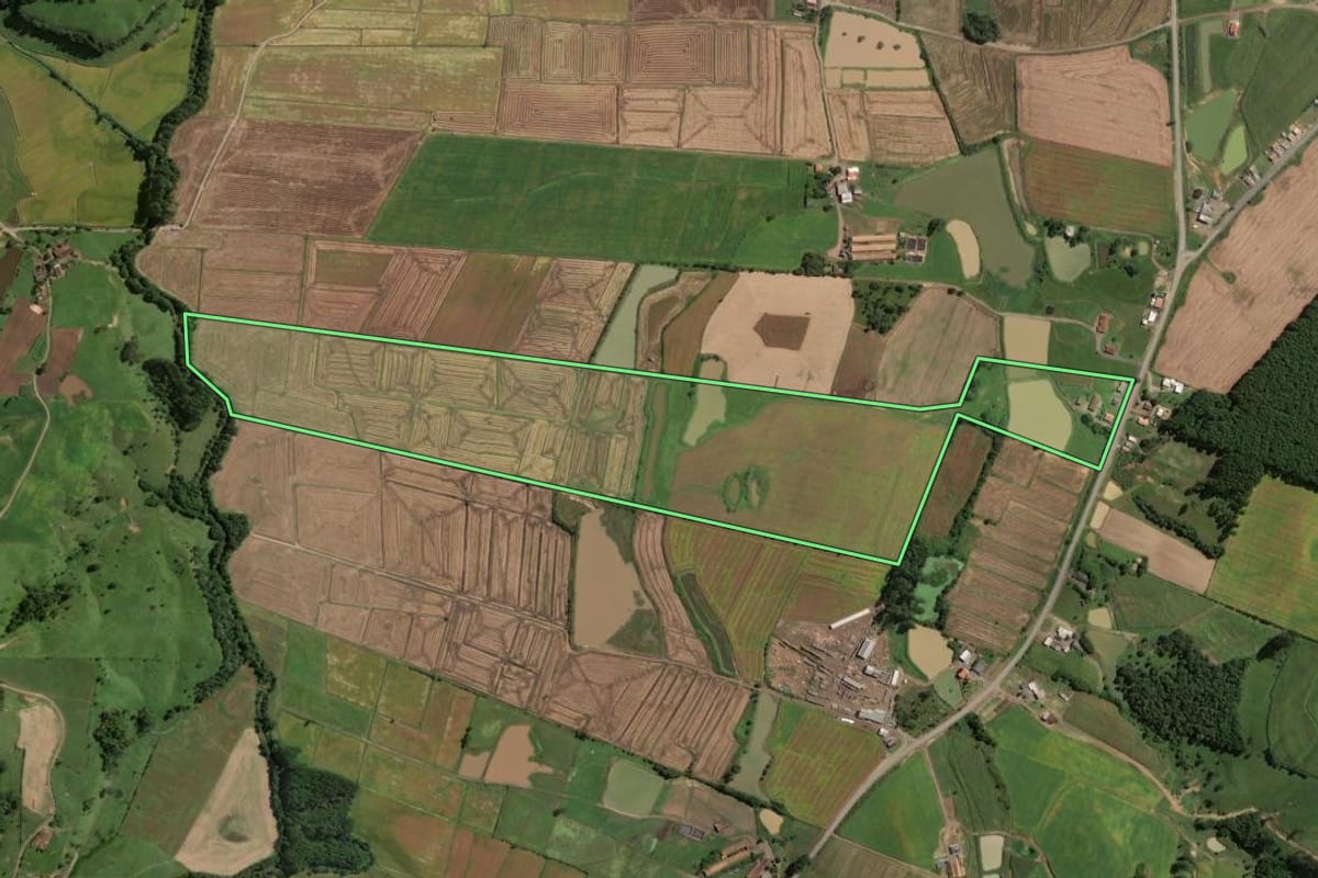 Imagem de satélite do imóvel rural em Rio do Campo (SC), com o contorno declarado no CAR desenhado por cima.