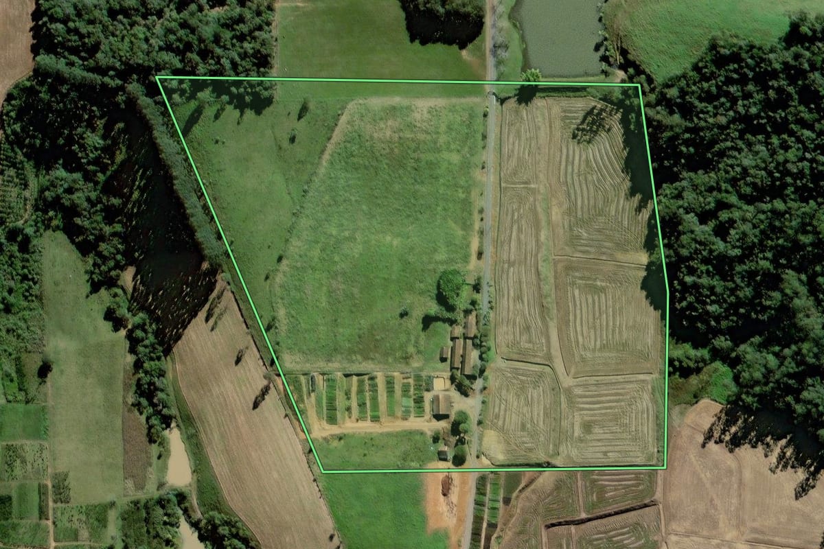 Imagem de satélite do imóvel rural em Rio do Oeste (SC), com o contorno declarado no CAR desenhado por cima.
