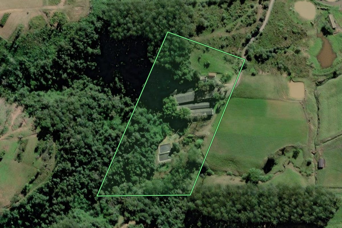 Imagem de satélite do imóvel rural em Rio do Oeste (SC), com o contorno declarado no CAR desenhado por cima.