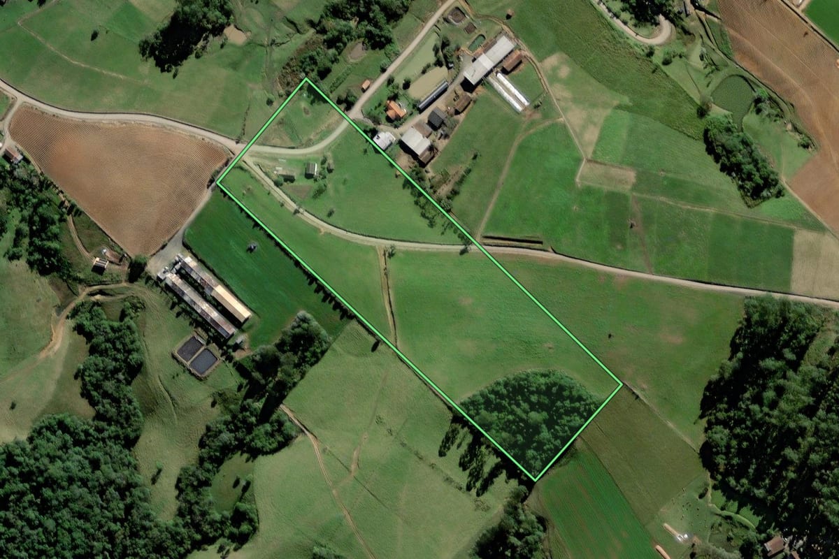 Imagem de satélite do imóvel rural em Rio do Oeste (SC), com o contorno declarado no CAR desenhado por cima.