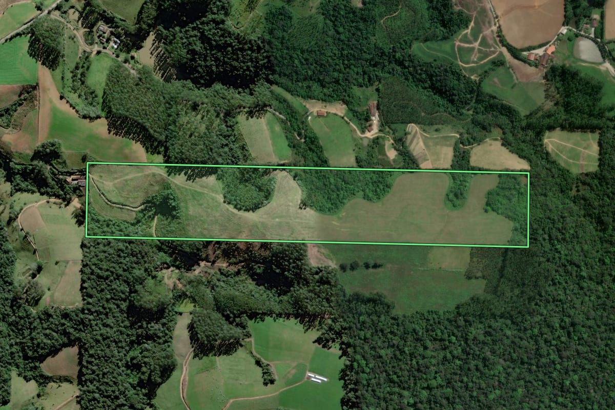Imagem de satélite do imóvel rural em Rio do Oeste (SC), com o contorno declarado no CAR desenhado por cima.