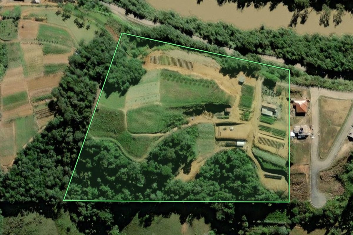 Imagem de satélite do imóvel rural em Rio do Oeste (SC), com o contorno declarado no CAR desenhado por cima.