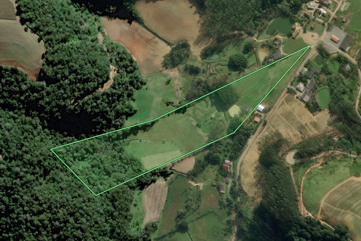 Imagem de satélite do imóvel rural em Rio do Oeste (SC), com o contorno declarado no CAR desenhado por cima.