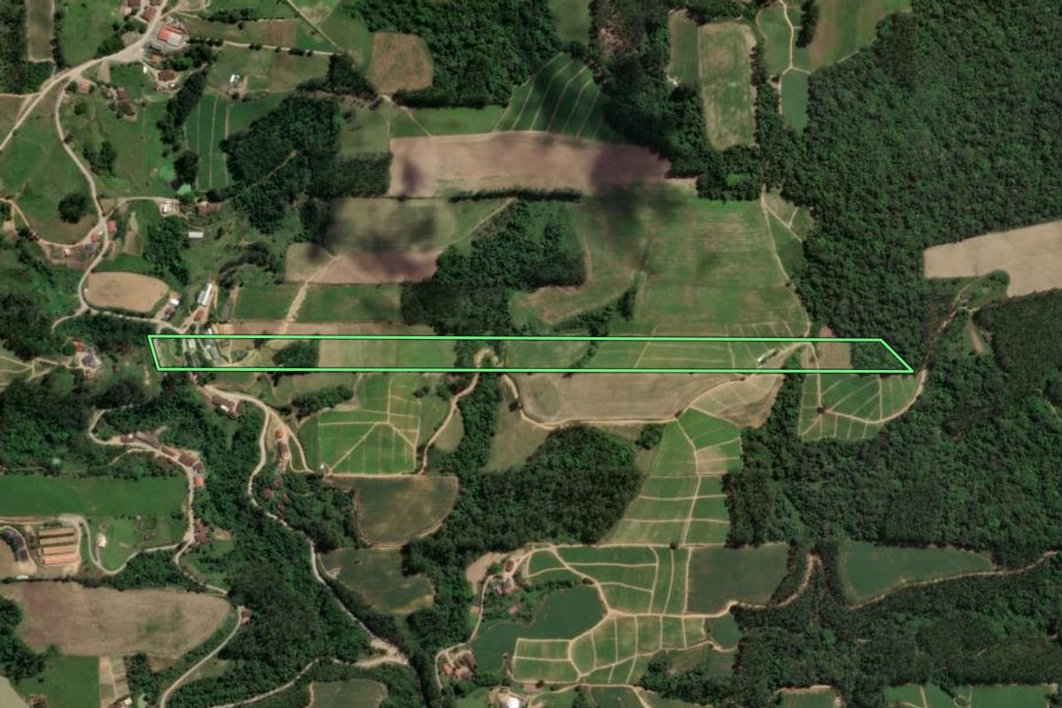 Imagem de satélite do imóvel rural em Rio do Oeste (SC), com o contorno declarado no CAR desenhado por cima.