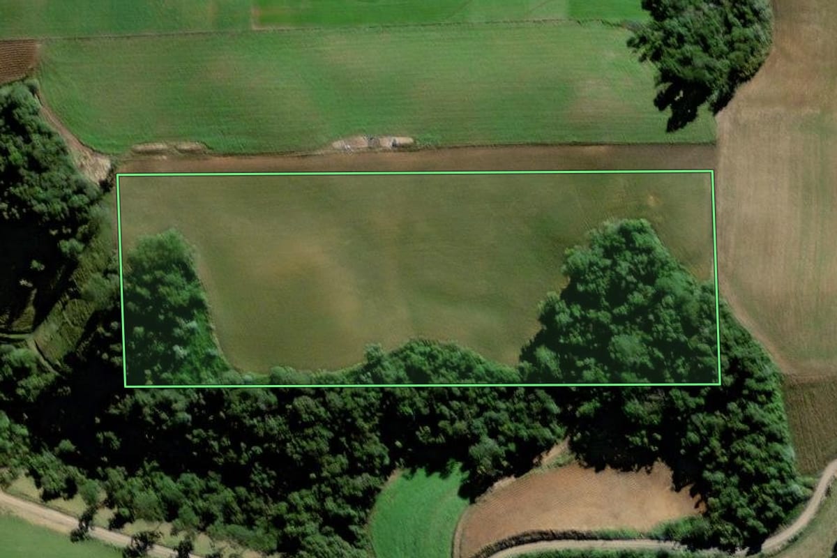 Imagem de satélite do imóvel rural em Rio do Oeste (SC), com o contorno declarado no CAR desenhado por cima.
