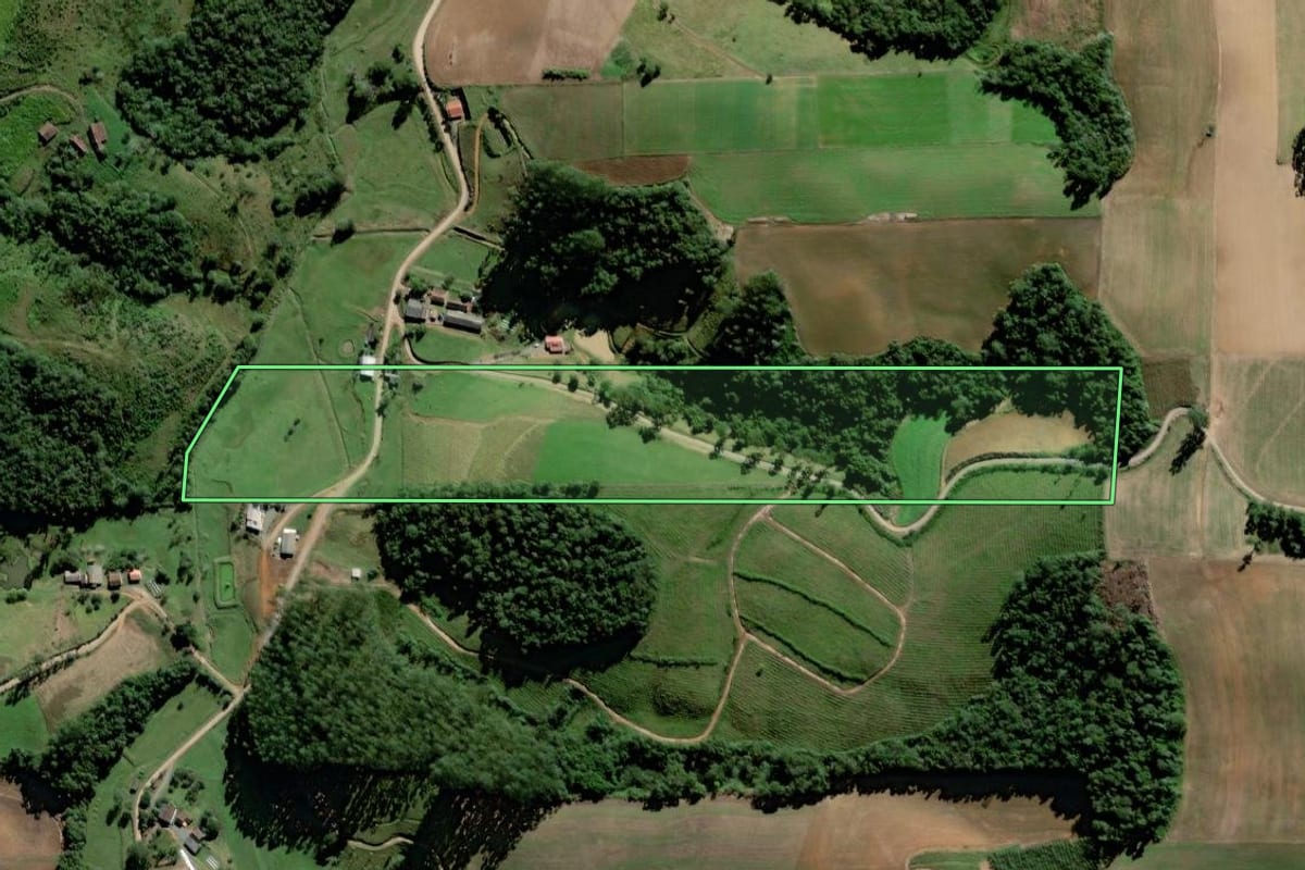 Imagem de satélite do imóvel rural em Rio do Oeste (SC), com o contorno declarado no CAR desenhado por cima.