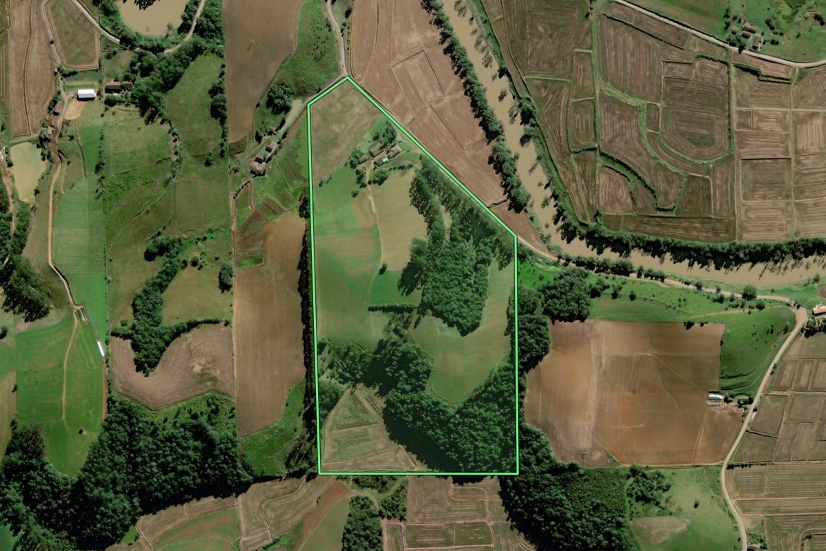 Imagem de satélite do imóvel rural em Rio do Oeste (SC), com o contorno declarado no CAR desenhado por cima.