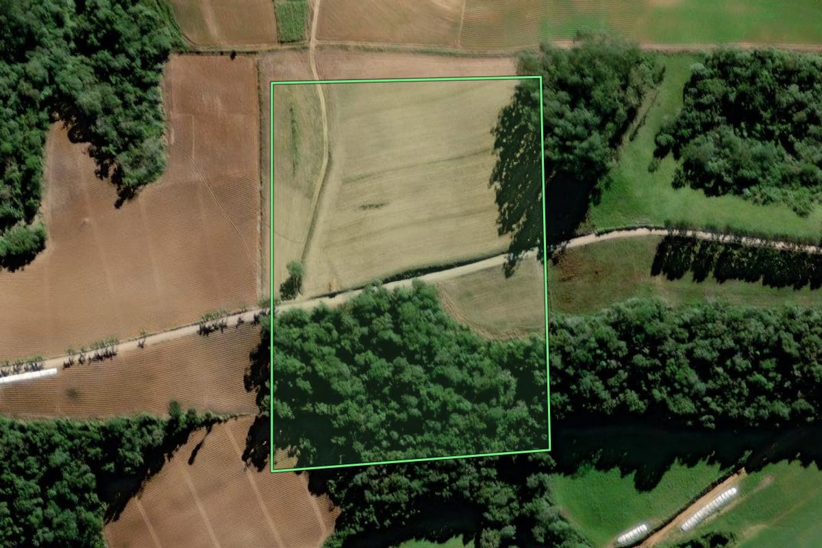 Imagem de satélite do imóvel rural em Rio do Oeste (SC), com o contorno declarado no CAR desenhado por cima.