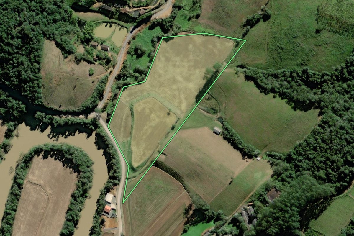 Imagem de satélite do imóvel rural em Rio do Oeste (SC), com o contorno declarado no CAR desenhado por cima.