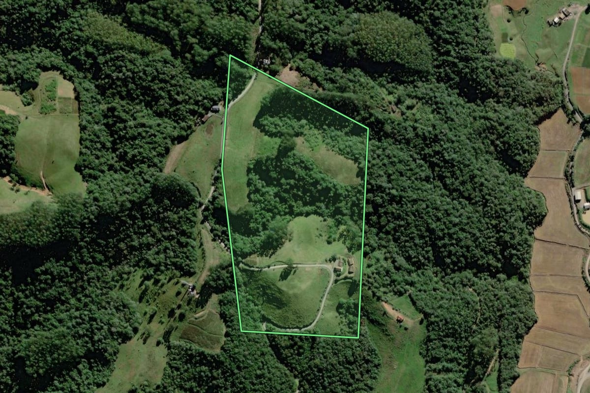Imagem de satélite do imóvel rural em Rio do Oeste (SC), com o contorno declarado no CAR desenhado por cima.