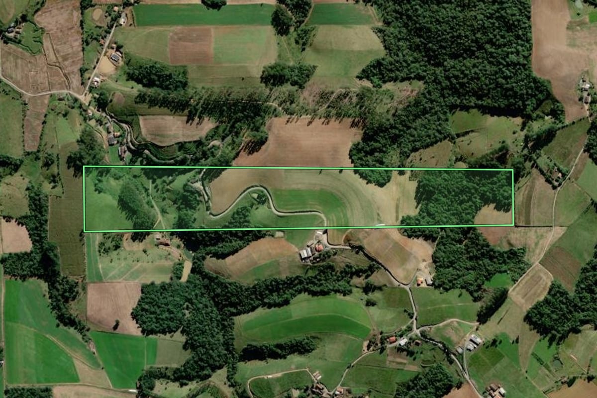 Imagem de satélite do imóvel rural em Rio do Oeste (SC), com o contorno declarado no CAR desenhado por cima.