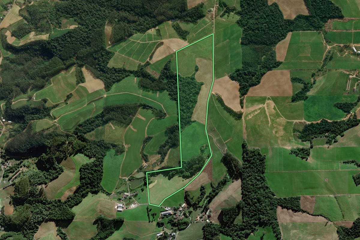 Imagem de satélite do imóvel rural em Rio do Oeste (SC), com o contorno declarado no CAR desenhado por cima.