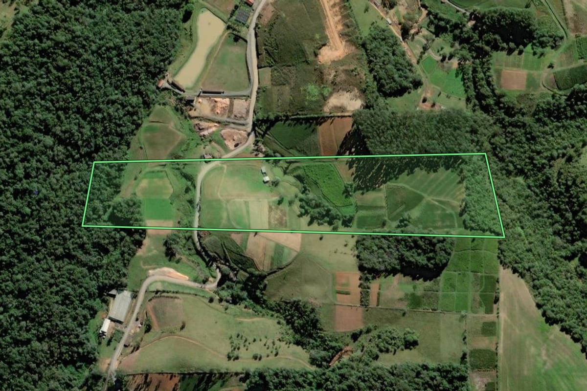 Imagem de satélite do imóvel rural em Rio do Oeste (SC), com o contorno declarado no CAR desenhado por cima.