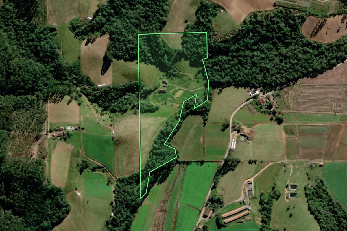 Imagem de satélite do imóvel rural em Rio do Oeste (SC), com o contorno declarado no CAR desenhado por cima.