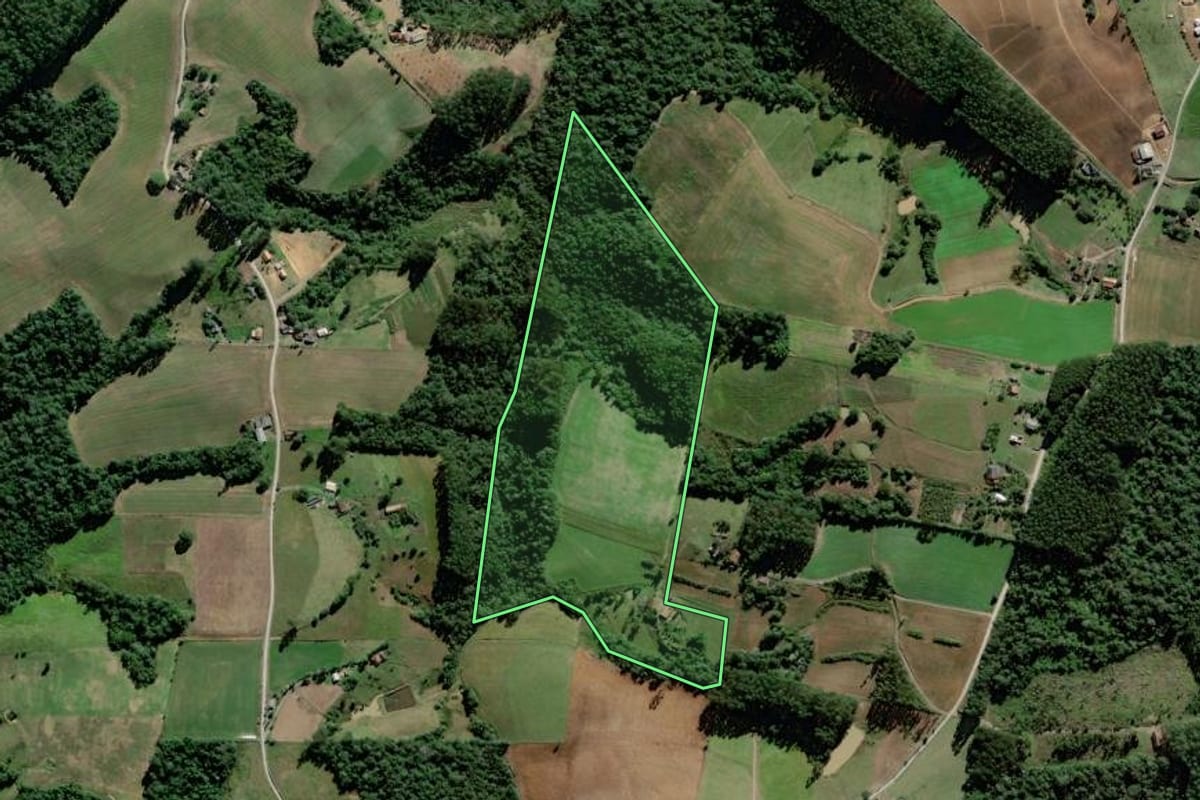 Imagem de satélite do imóvel rural em Rio do Oeste (SC), com o contorno declarado no CAR desenhado por cima.