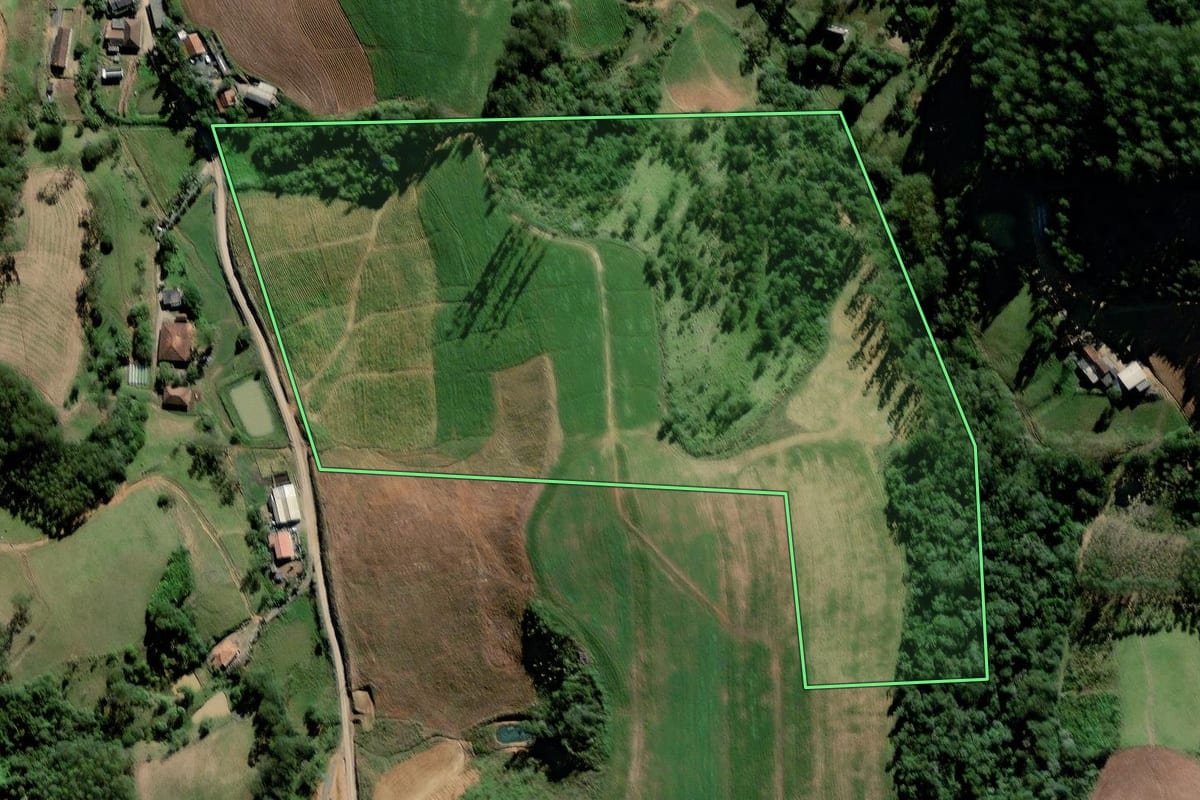 Imagem de satélite do imóvel rural em Rio do Oeste (SC), com o contorno declarado no CAR desenhado por cima.