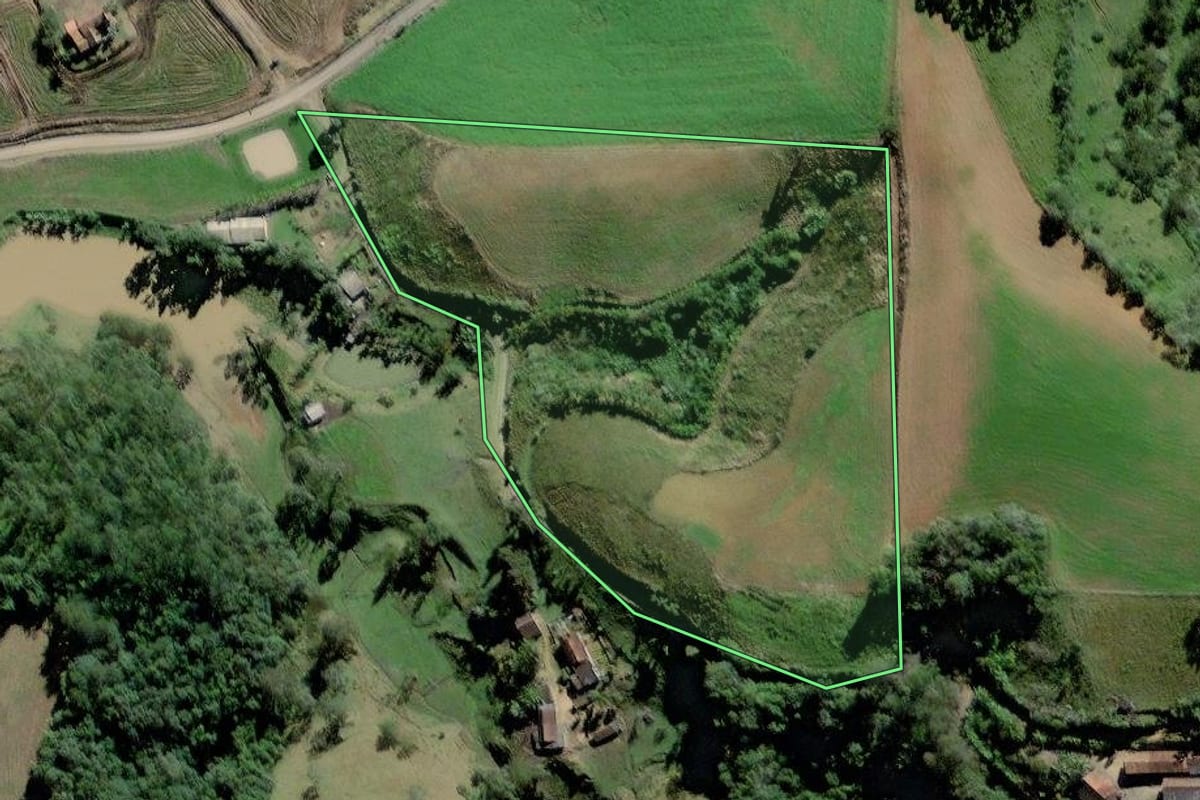 Imagem de satélite do imóvel rural em Rio do Oeste (SC), com o contorno declarado no CAR desenhado por cima.