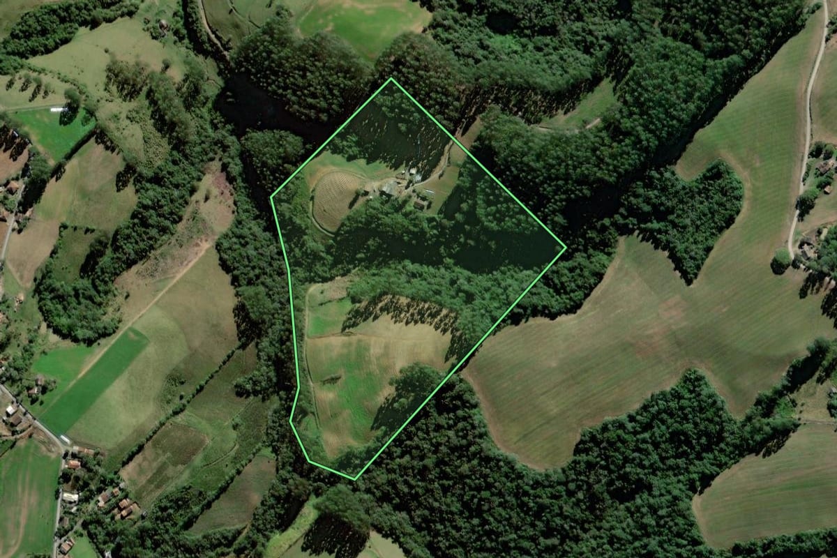 Imagem de satélite do imóvel rural em Rio do Oeste (SC), com o contorno declarado no CAR desenhado por cima.
