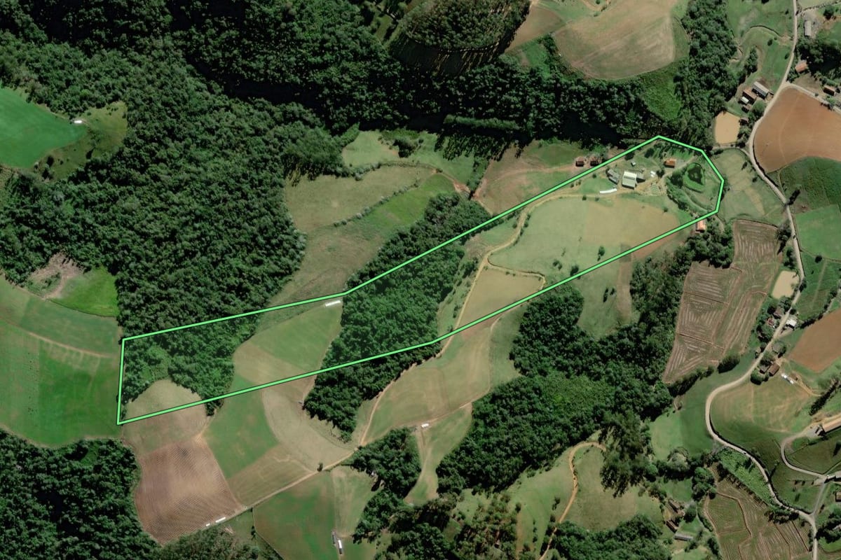 Imagem de satélite do imóvel rural em Rio do Oeste (SC), com o contorno declarado no CAR desenhado por cima.
