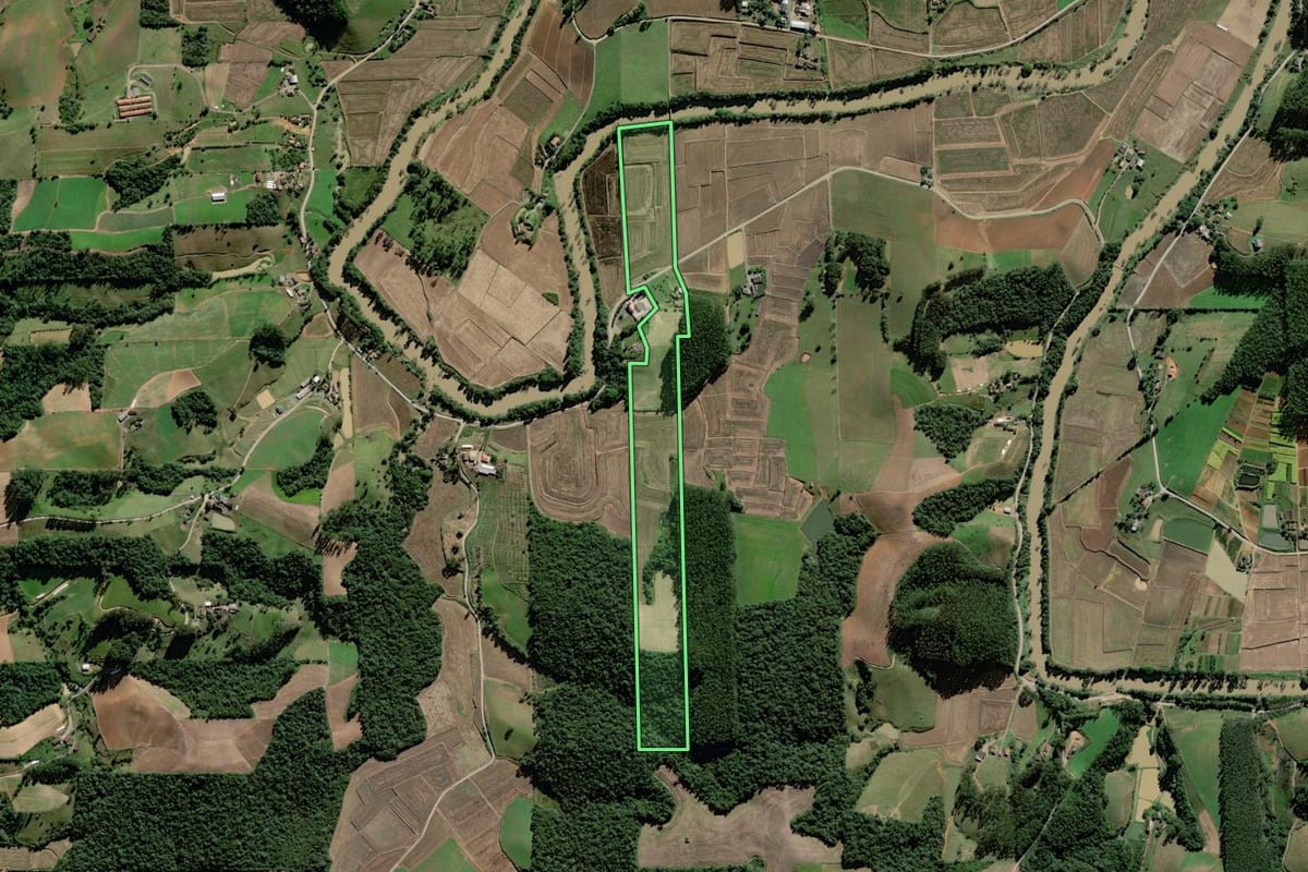 Imagem de satélite do imóvel rural em Rio do Oeste (SC), com o contorno declarado no CAR desenhado por cima.