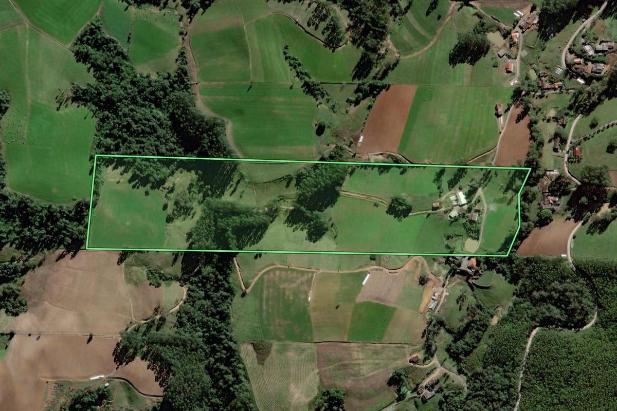 Imagem de satélite do imóvel rural em Rio do Oeste (SC), com o contorno declarado no CAR desenhado por cima.