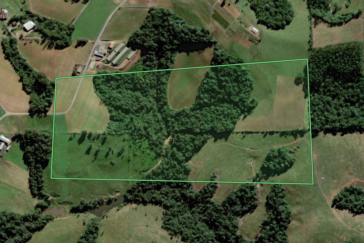 Imagem de satélite do imóvel rural em Rio do Oeste (SC), com o contorno declarado no CAR desenhado por cima.