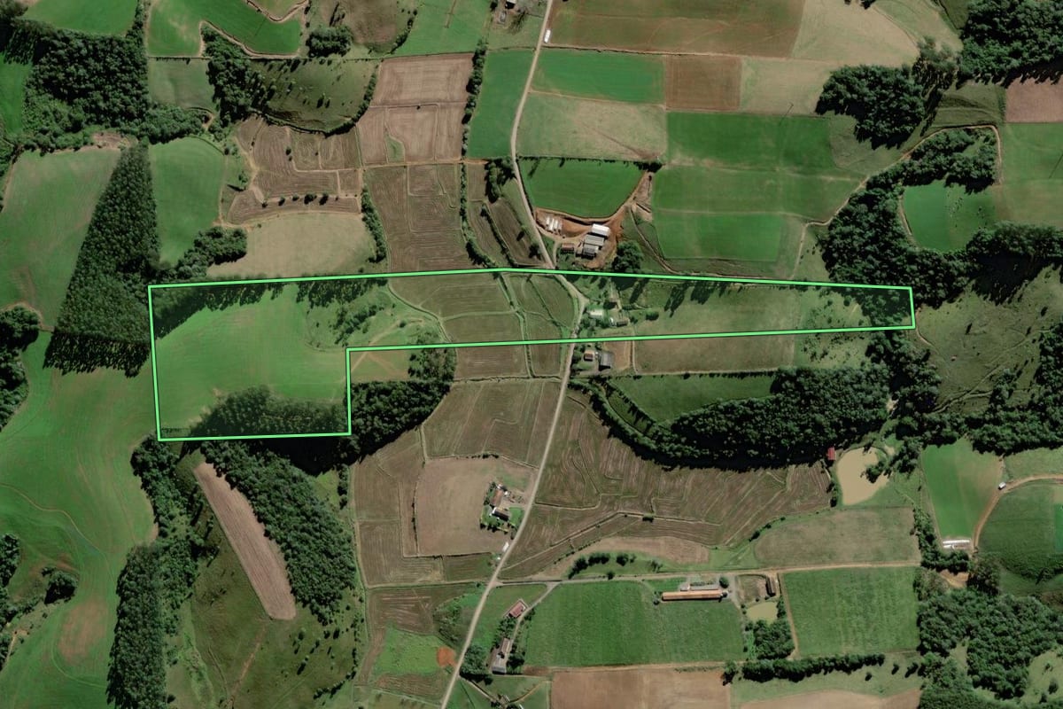 Imagem de satélite do imóvel rural em Rio do Oeste (SC), com o contorno declarado no CAR desenhado por cima.