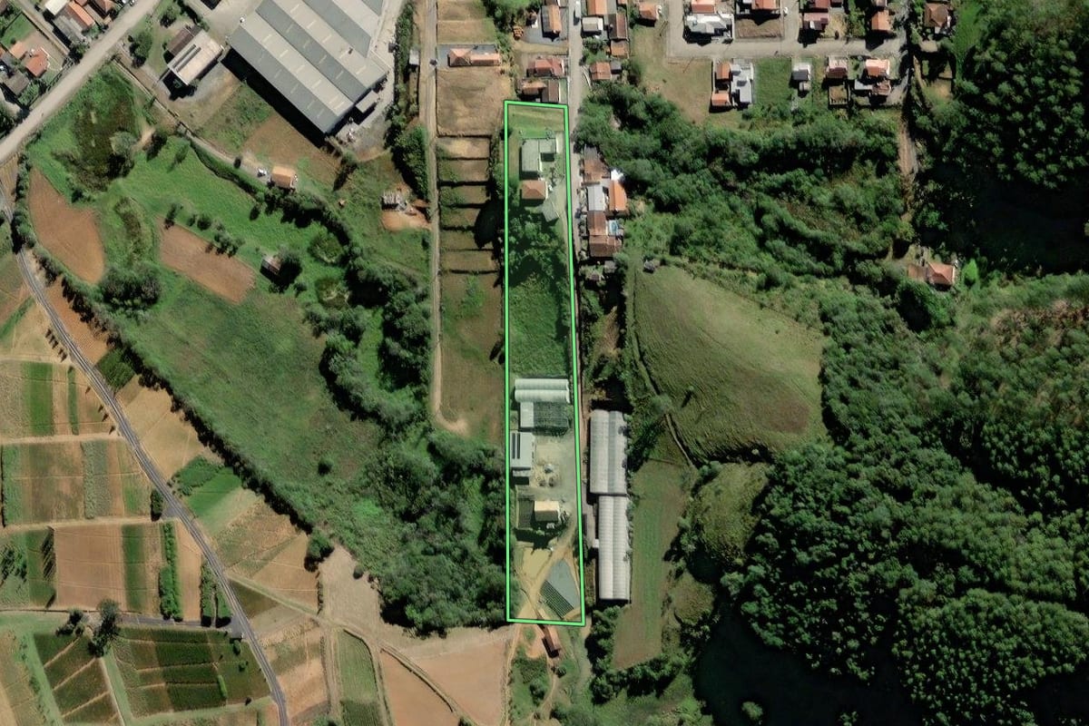 Imagem de satélite do imóvel rural em Rio do Oeste (SC), com o contorno declarado no CAR desenhado por cima.