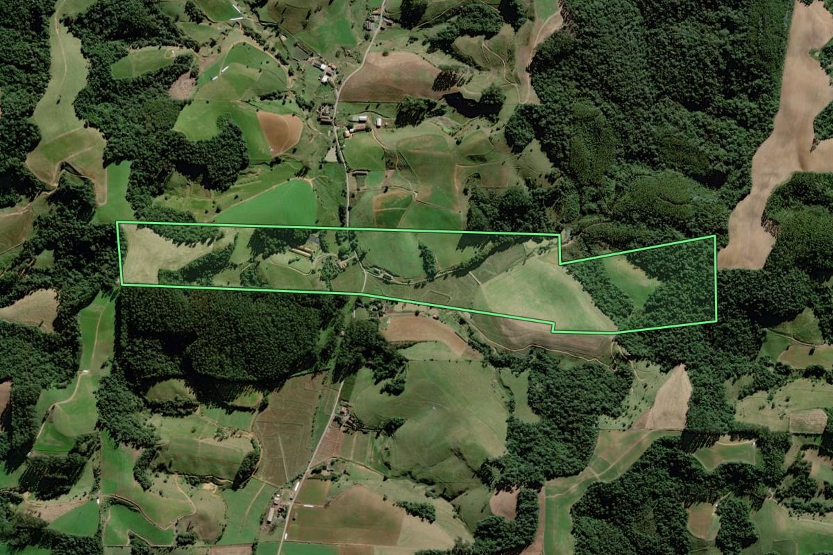 Imagem de satélite do imóvel rural em Rio do Oeste (SC), com o contorno declarado no CAR desenhado por cima.