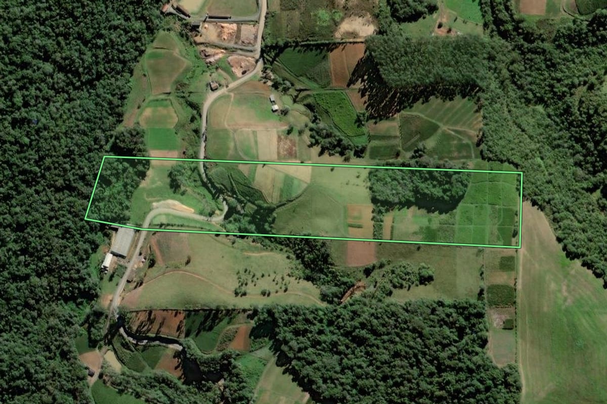 Imagem de satélite do imóvel rural em Rio do Oeste (SC), com o contorno declarado no CAR desenhado por cima.