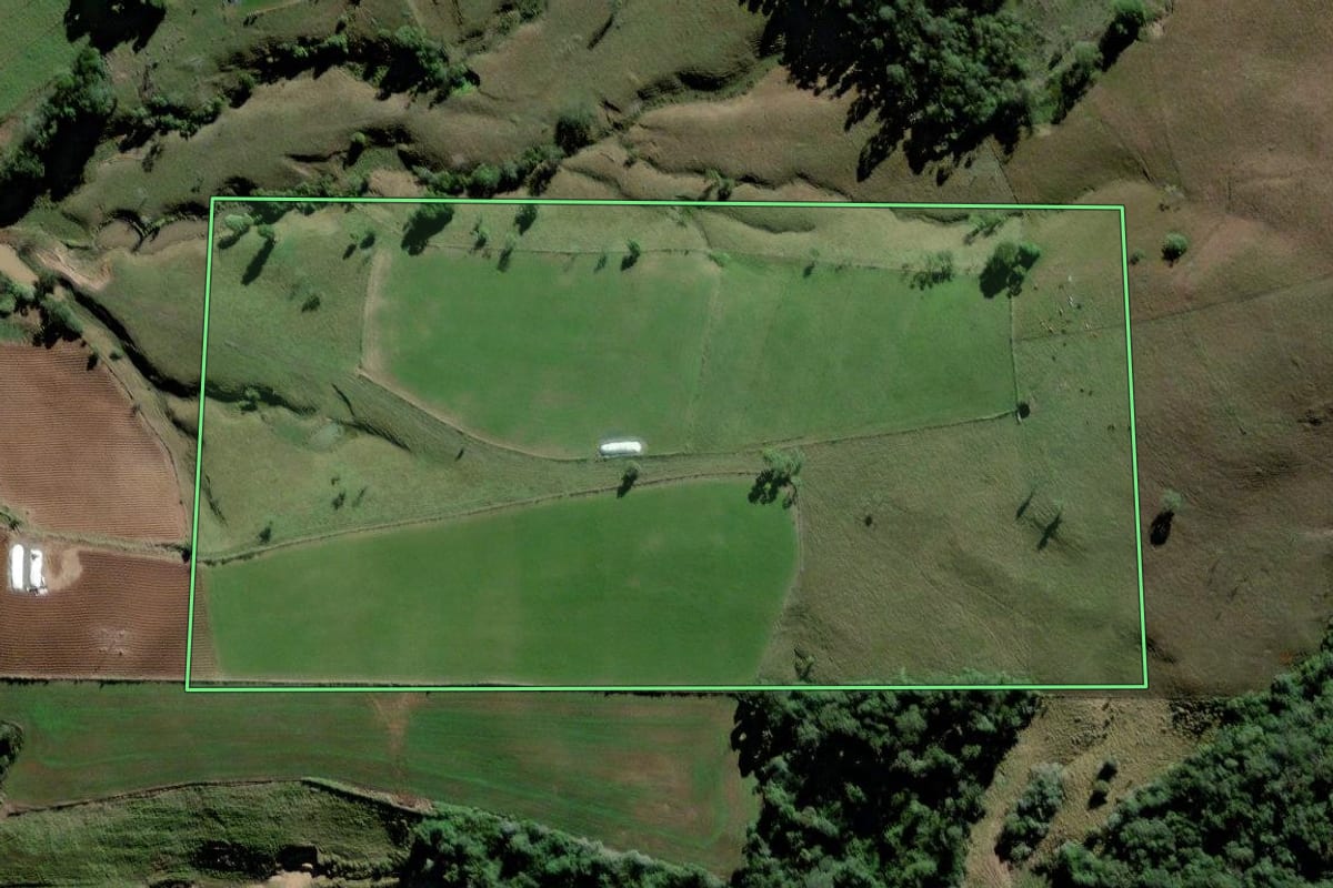 Imagem de satélite do imóvel rural em Rio do Oeste (SC), com o contorno declarado no CAR desenhado por cima.