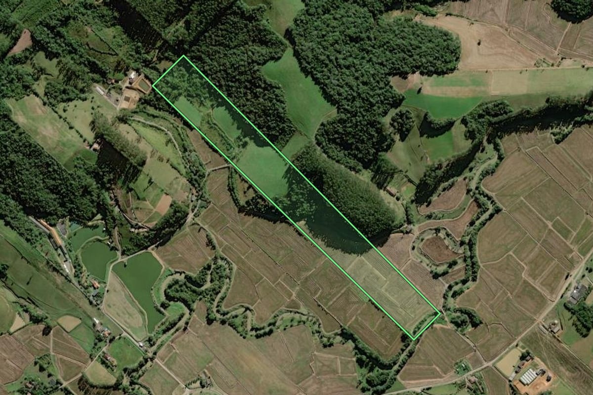 Imagem de satélite do imóvel rural em Rio do Oeste (SC), com o contorno declarado no CAR desenhado por cima.