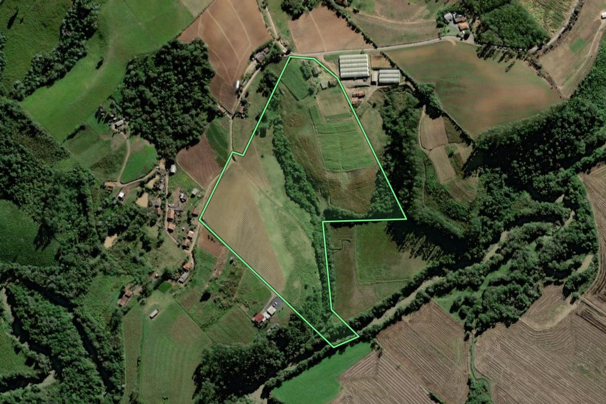 Imagem de satélite do imóvel rural em Rio do Oeste (SC), com o contorno declarado no CAR desenhado por cima.