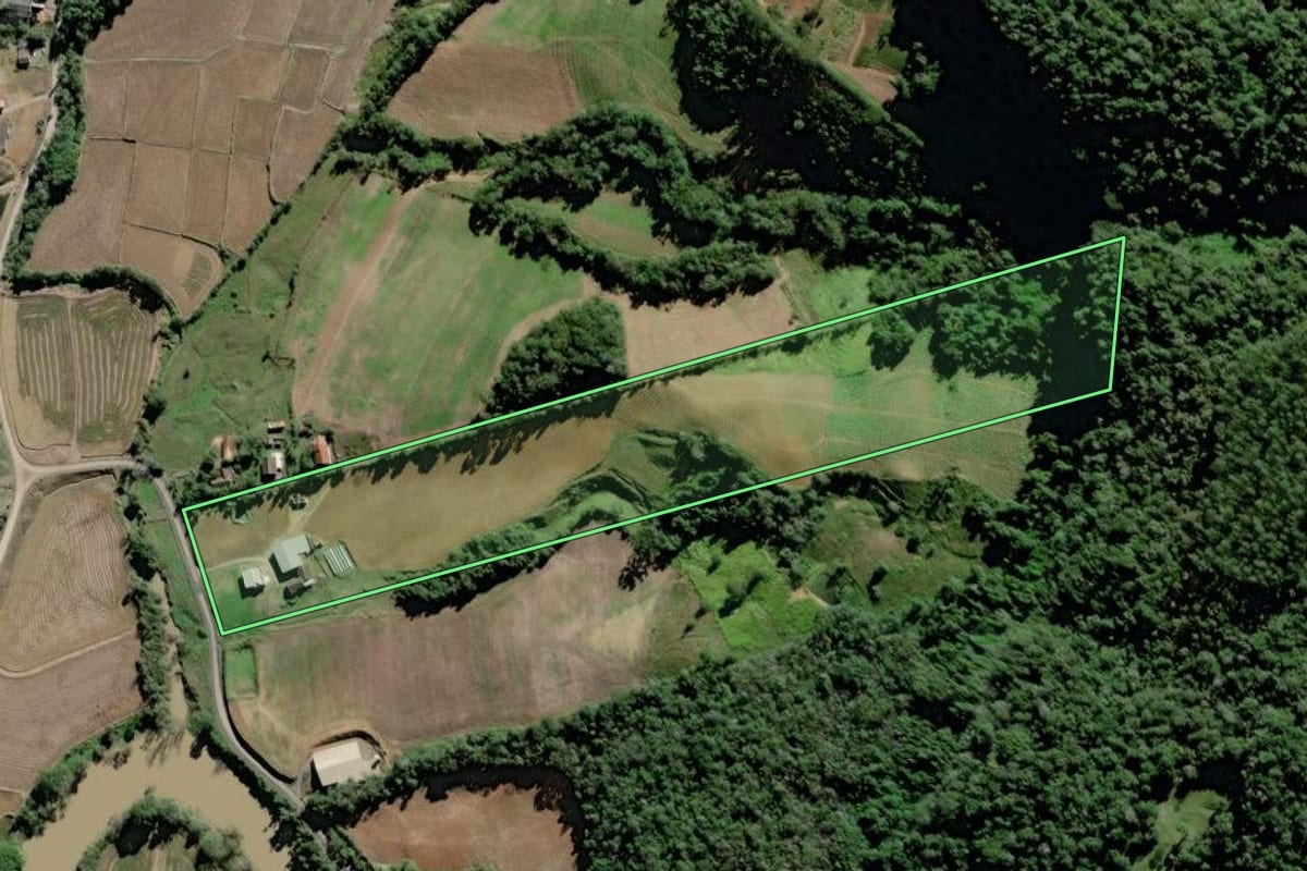 Imagem de satélite do imóvel rural em Rio do Oeste (SC), com o contorno declarado no CAR desenhado por cima.